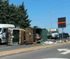 Un camion à ordures se renverse sur le boulevard de Mortagne