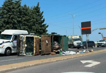 Un camion à ordures se renverse sur le boulevard de Mortagne