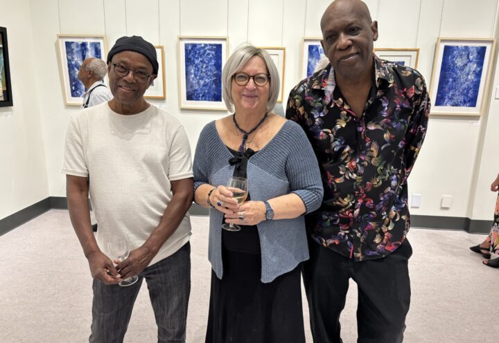 Quand l’art se teinte de spiritualité: le bleu, fil conducteur d’une exposition à trois