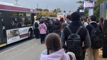 Autobus trop pleins : des centaines d’usagers laissés sur le trottoir depuis la rentrée
