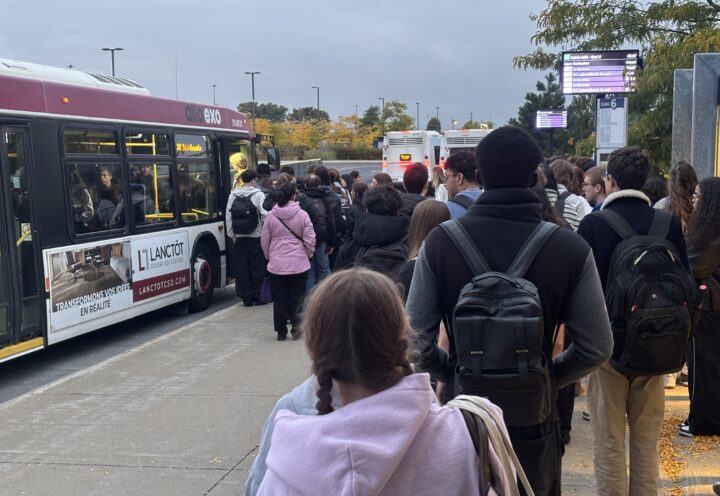 Autobus trop pleins : des centaines d’usagers laissés sur le trottoir depuis la rentrée