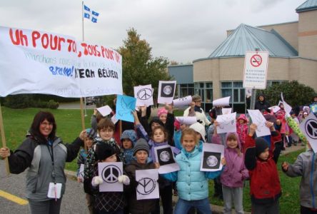 Des jeunes marchent pour la paix et la non-violence à Varennes!