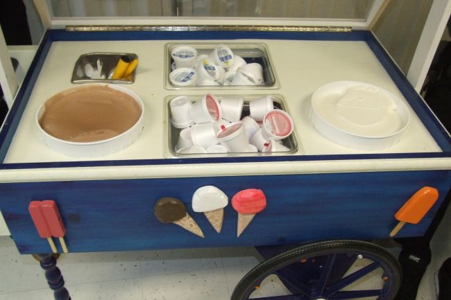 Un chariot coloré issu de l’atelier de menuiserie du centre d’hébergement Jeanne-Crevier