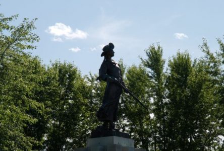 Le monument de Madeleine de Verchères, les arbres et le so