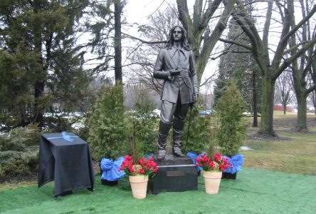 Inauguration d’une sculpture de Pierre Boucher sur le terrain avant de l’hôtel de ville de Boucherville