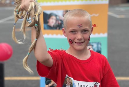 Pour les enfants atteints d’un cancer : une fillette se fait raser sa belle chevelure blonde