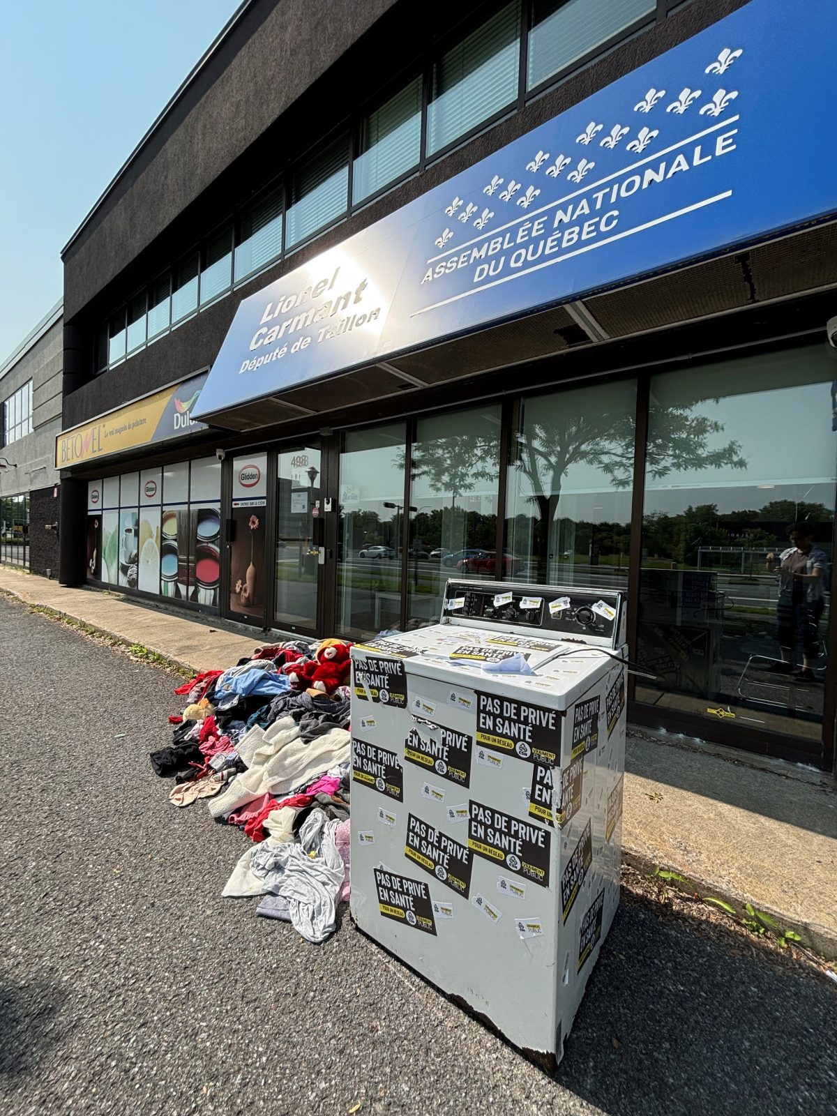 Une laveuse devant le bureau de Lionel Carmant