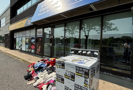 Une laveuse devant le bureau de Lionel Carmant