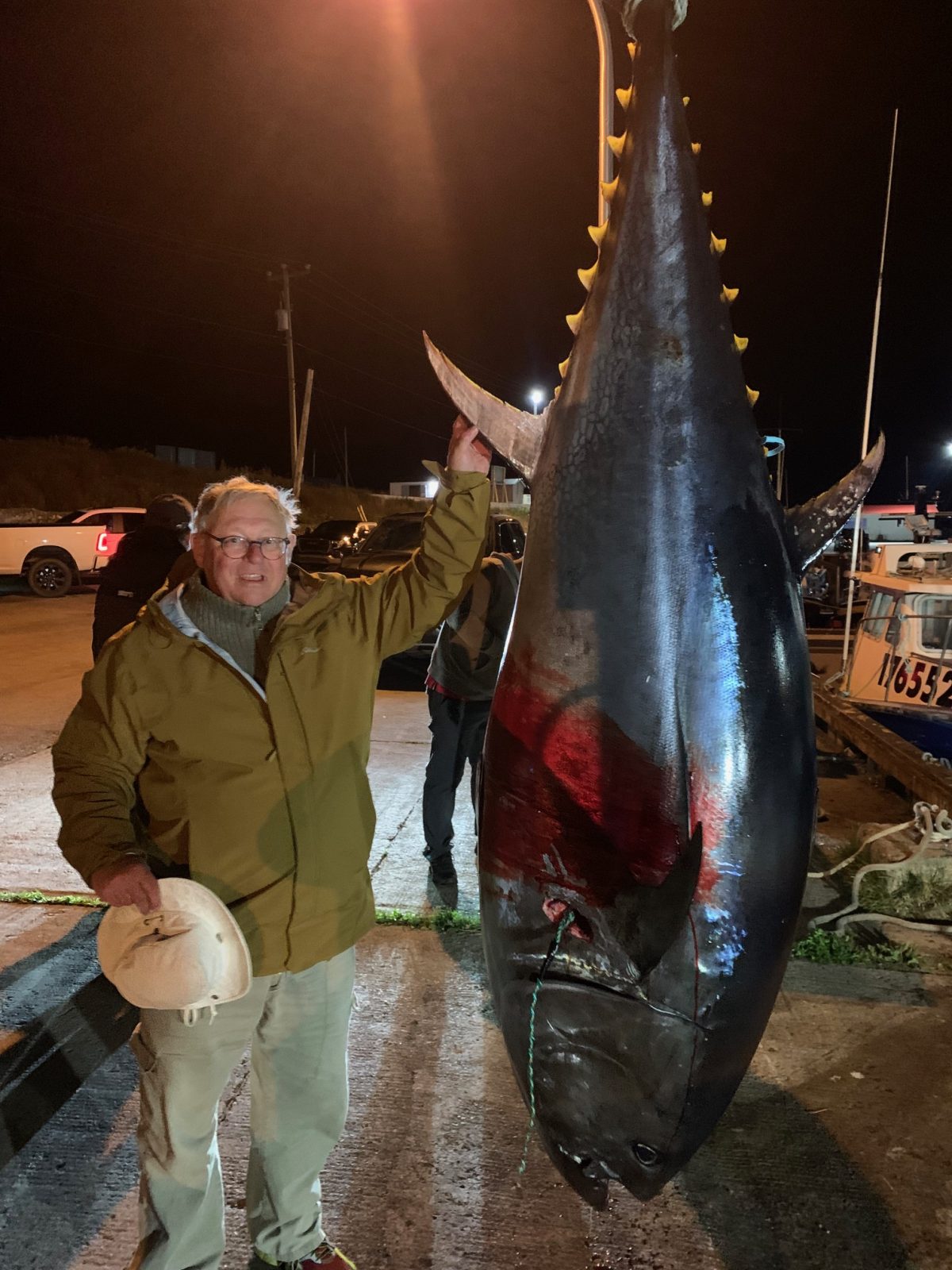 Il pêche enfin un poisson plus gros que lui !