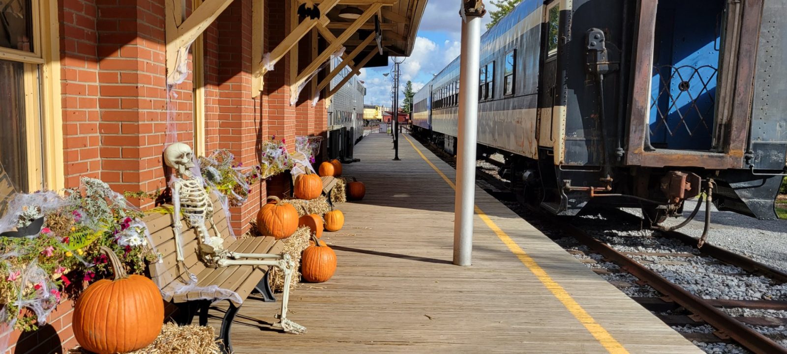 Tout le monde à bord du train fantôme!